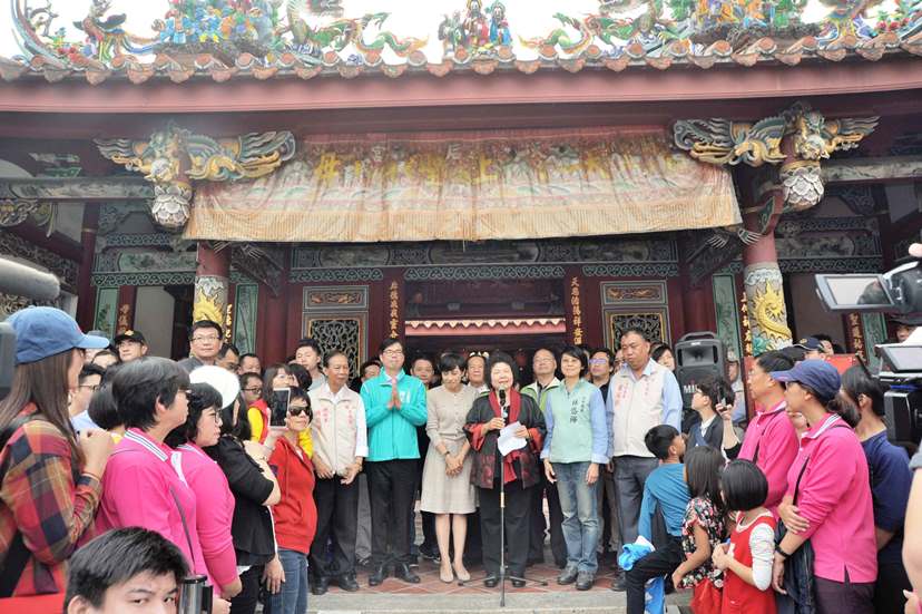 高雄市長陳菊旗山天后宮祈福 發送首場新年紅包