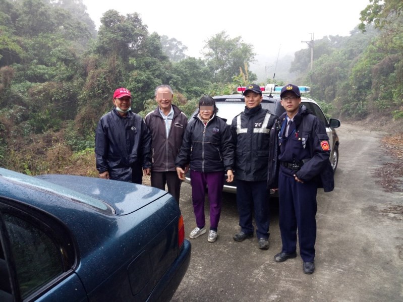 夫妻恍神險跌落山谷 仁武分局大樹分駐所警助攻脫離困境