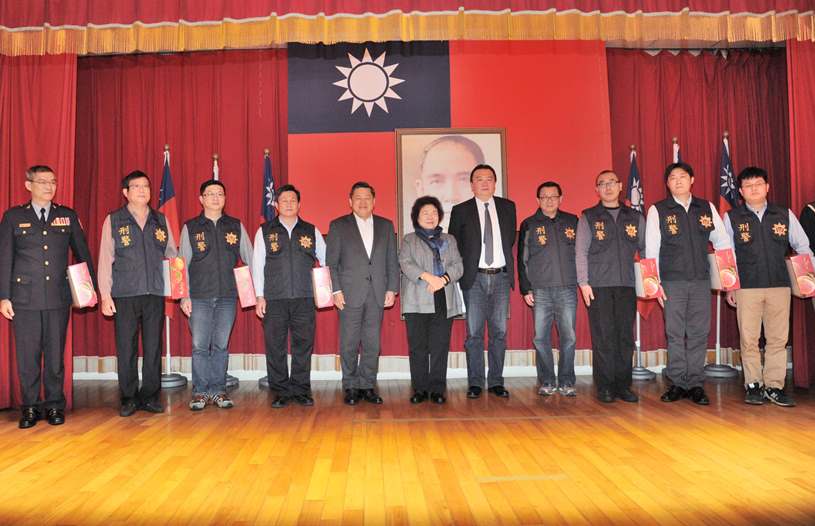 高雄地檢署與苓雅警分局、海巡署偵破漁船走私毒品案 市長陳菊慰勉有功人員