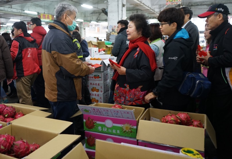 高雄市長陳菊訪十全果菜市場 了解農產品交易情況