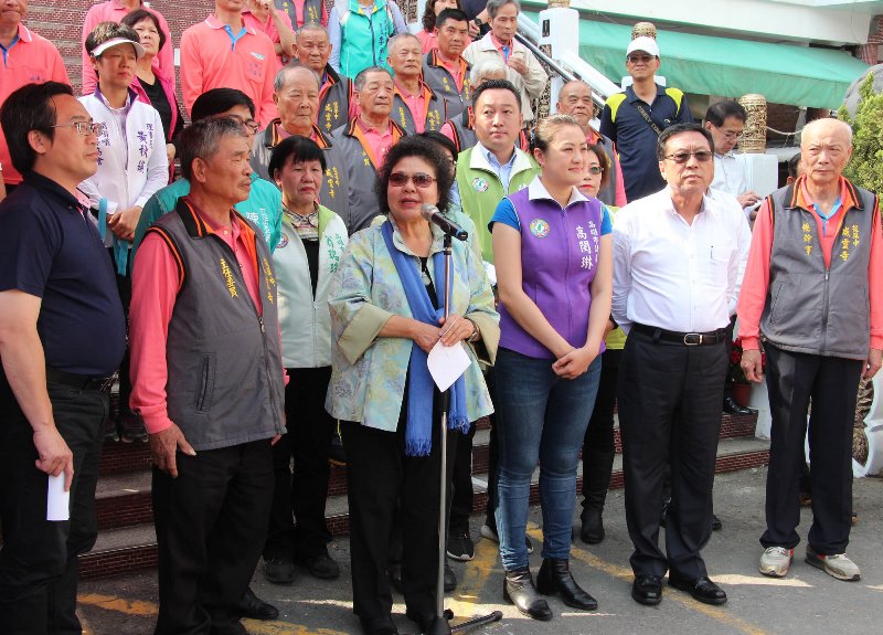 高雄市長陳菊開工日走訪廟宇 為臺灣祈福