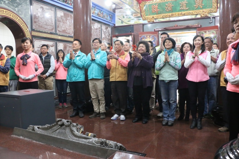 高雄市長陳菊林園參香祈福 發送市民開運紅包
