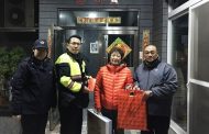 鼓山分局龍華所長蔡宗憲、警員徐玉欣及地方熱心人士關懷獨居長者
