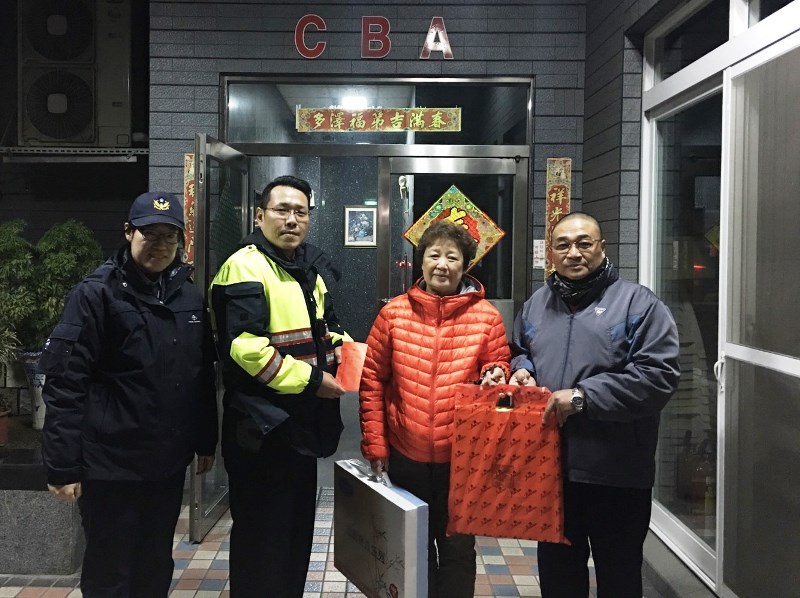 鼓山分局龍華所長蔡宗憲、警員徐玉欣及地方熱心人士關懷獨居長者