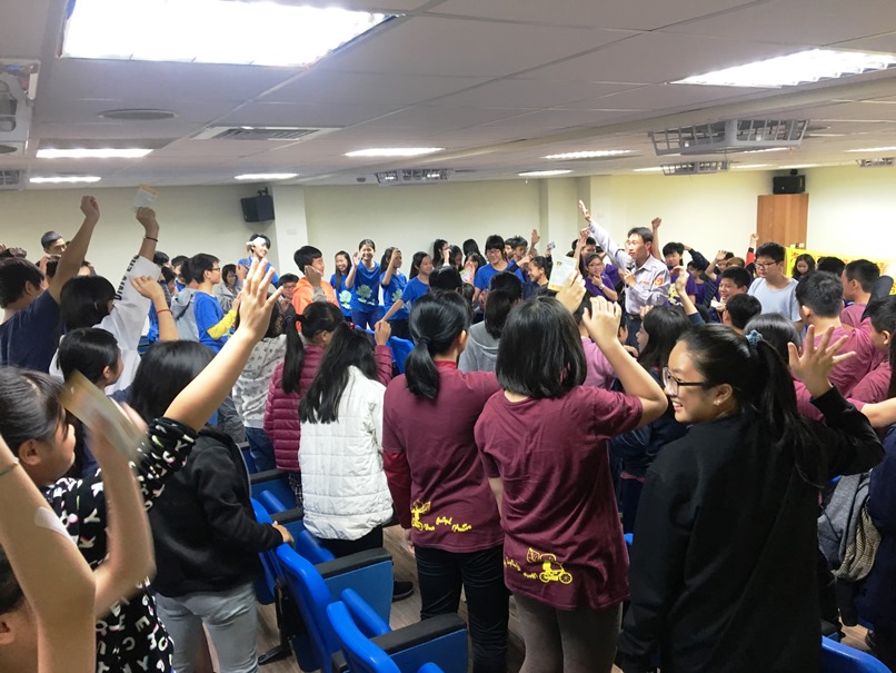 仁武分局澄觀派出所警在八卦國小實施交通宣導及反毒品宣導