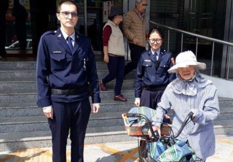 老婦銀行提款徘徊 左營分局舊城派出所暖警護鈔繳孫學費