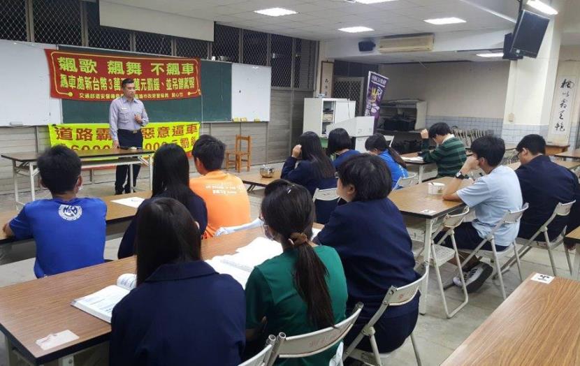 左營分局警前進新莊高中 實施交通安全教育宣導
