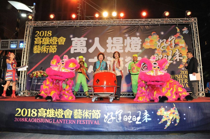 萬人提燈‧光之遊行 高雄市長陳菊與國際友人點亮高雄