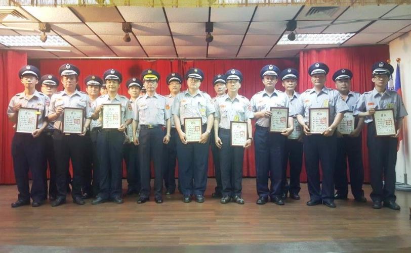 高雄市民防大隊三民第二中隊頒發協勤績優人員獎狀、獎品