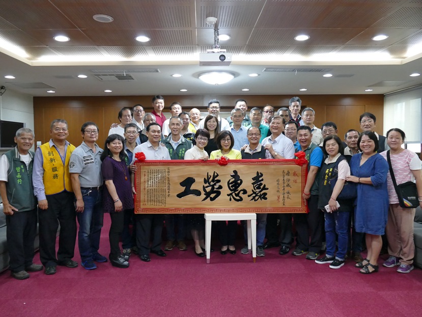 嘉惠全國公務機關弱勢勞工 高雄市康裕成議長接受「嘉惠勞工」匾額