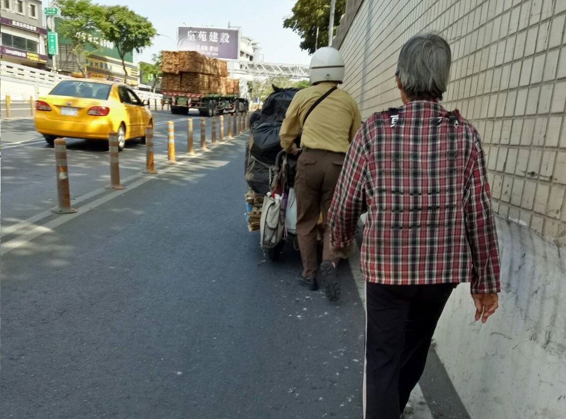 高雄市三民派出所足感心! 烈日下徒步協助老婦人解危