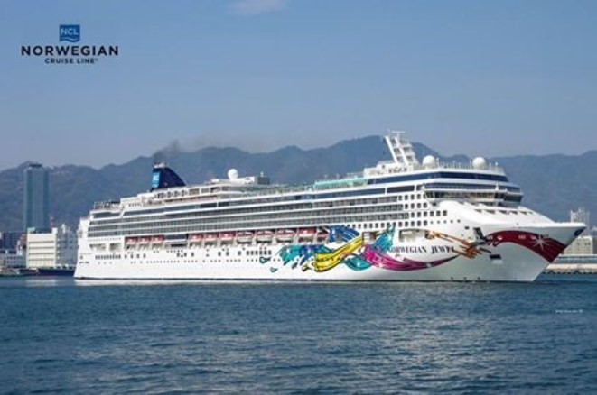 麗星郵輪高雄港展英姿 賞船搭輪高雄出發 Print