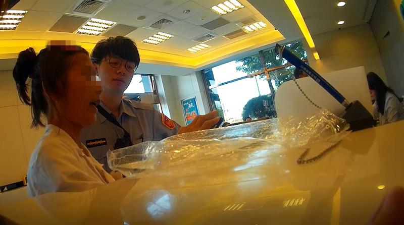 婦人遭詐騙欲跨國匯款給泰國網友 鼓山分局龍華派出所警阻止詐騙案