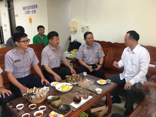 警政署長陳家欽於三民第一分局偵查隊與出力員警座談。