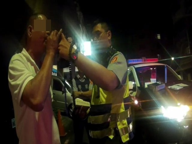 醉翁騎機車迴轉不支倒地 三民二分局警上前攙扶查獲酒駕