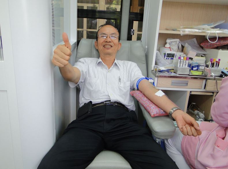 中油煉製事業部貫徹總公司「百萬CC熱情捐血」政策同仁挽袖捐血救人