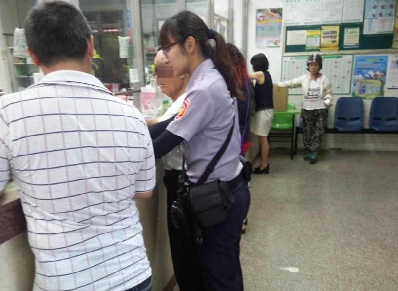 仁武分局九曲所副所長陳錦宏、警員謝雯婷機警保住老翁三十萬退休老本