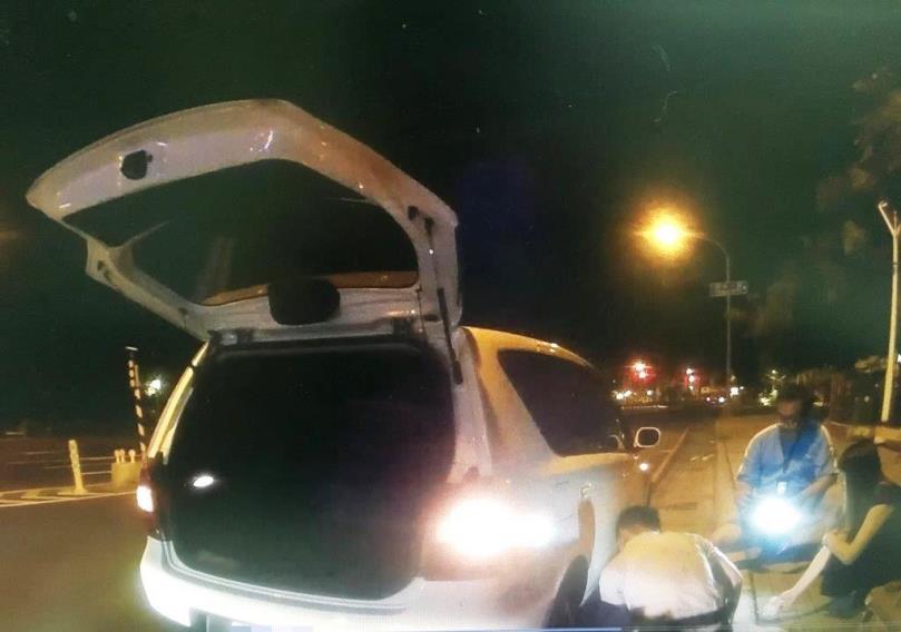 小客車爆胎女駕駛驚慌 左營分局警「十八般武藝樣樣行」助換輪胎