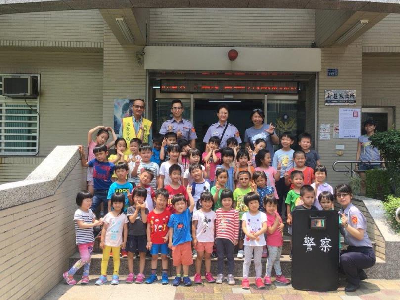 可愛小天使參訪左營分局新莊派出所 讓波麗士樂融融