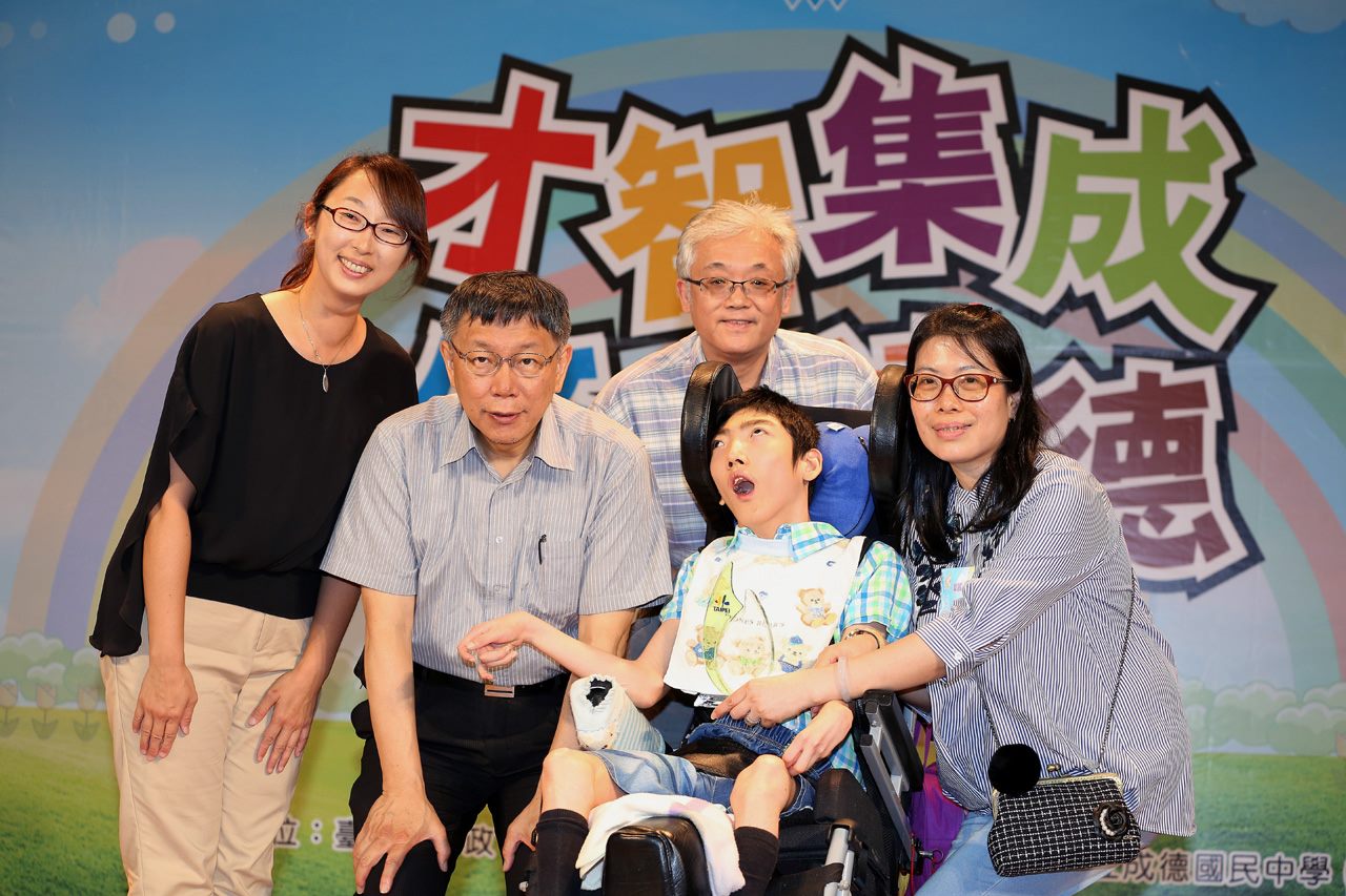 出席公私立中等學校優良學生表揚大會 柯文哲勉勵莘莘學子繼續努力