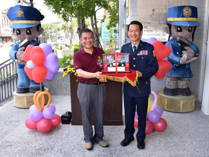 誠興建設董事長卓明宏善心贈警車 左營分局蔡文峰代表接受 議員、區長觀禮