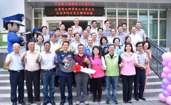 誠興建設董事長卓明宏善心贈警車 左營分局蔡文峰代表接受 議員、區長觀禮