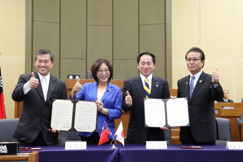 高雄市議長康裕成與日本和歌山市議會簽約締結姐妹議會