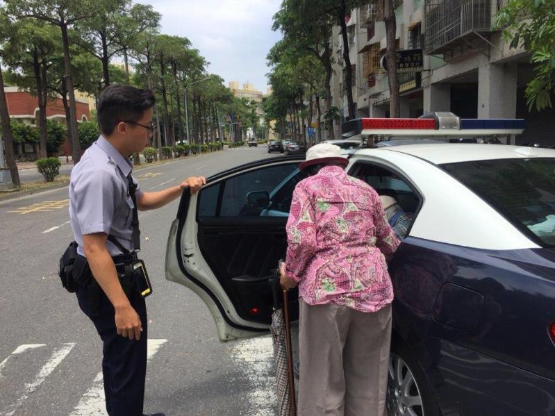 七旬失智翁買東西覺得很累  鼓山分局內惟所警護送返家