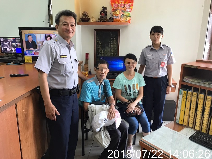烈日下老翁迷失4小時 三民一分局哈爾出所警通知家屬接返家