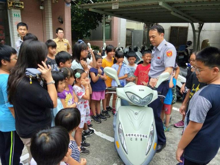 補習班老師帶領了22位小朋友參觀岡山分局燕巢分駐所