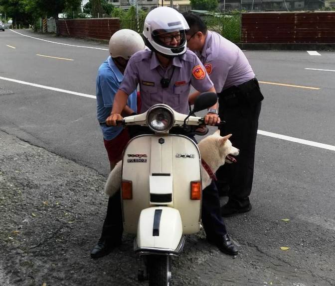 岡山分局甲圍所長 騎復古機車載迷途老翁找尋回家的路 超吸睛