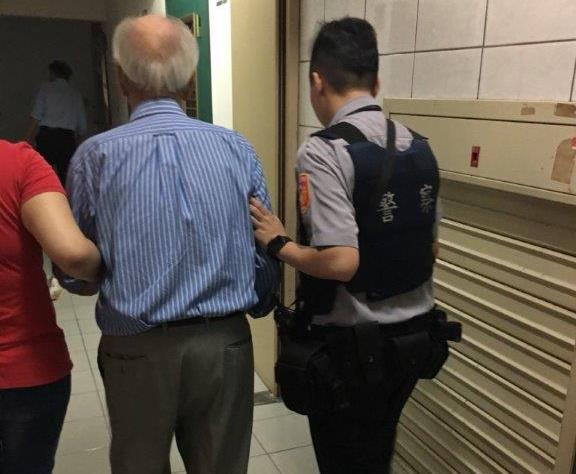 七旬長者迷途 左營分局新莊派出所警細心照護送返