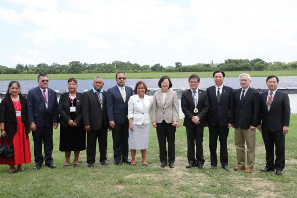 蔡英文總統偕馬紹爾總統蒞訪臺南 深入了解綠能產業發展