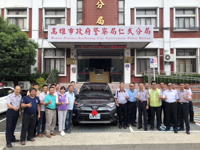 本原企業捐贈偵防車 仁武分局長梁東山代表接受