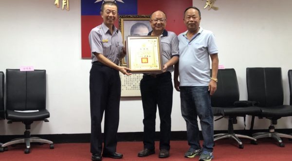 仁武分局長梁東山致贈本原企業有限公司感謝狀、巡邏車模型等紀念品以表謝忱。