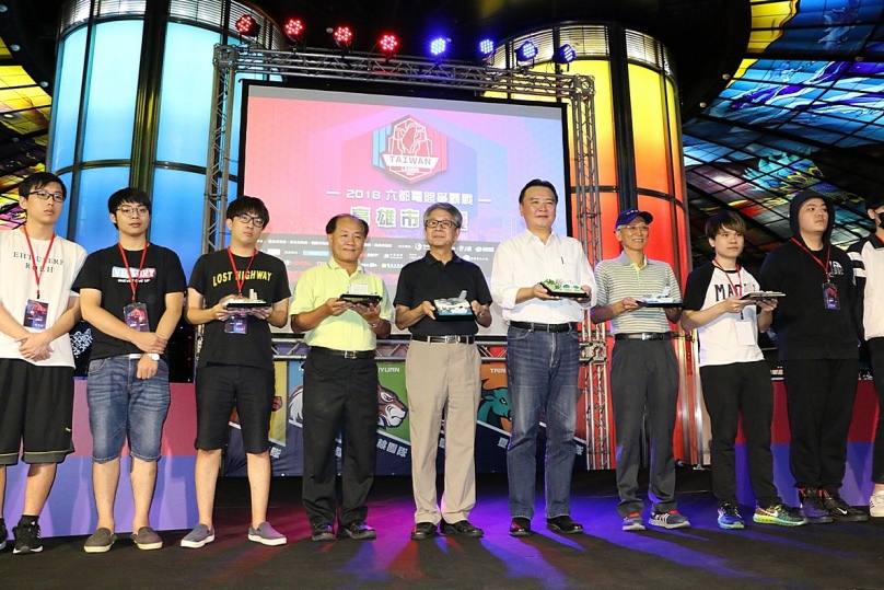 六都電競爭霸戰高雄決賽 高雄市長許立明勉勵選手勇奪冠軍