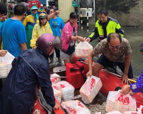 豪雨一夜濫成災 岡山警、消、里長合力送便當