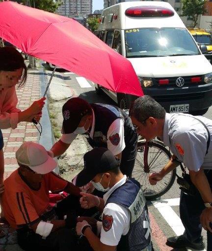 高溫酷夏九旬翁熱昏 左營分局新莊派出所警迅速助就醫