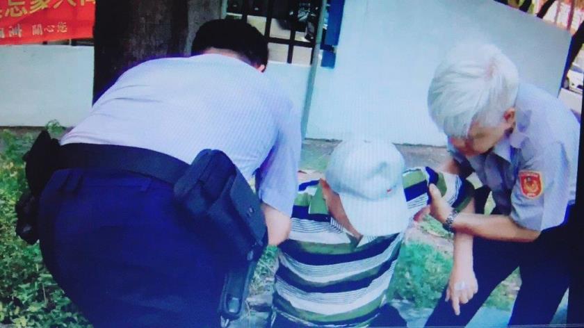 老翁體力不支路倒 左營分局啟文所警暖心載返家