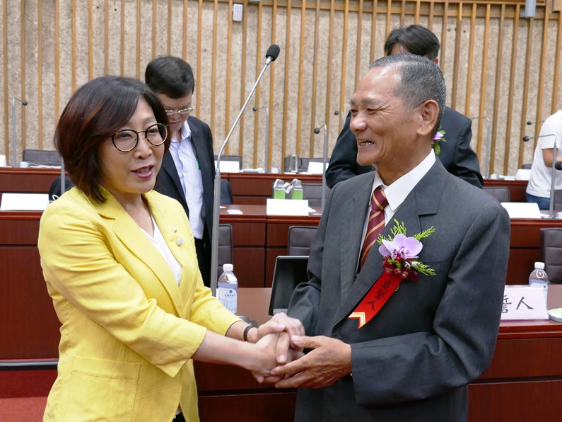 遞補當選 徐榮延議員宣誓就職