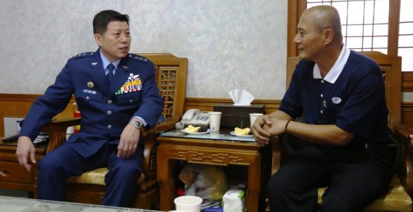 空軍司令張哲平上將(左)日前代表國防部長嚴德發,前往陳家中,致贈賀屏及禮品,祝賀陳天賞榮獲107年國軍模範父親殊榮。