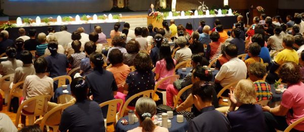 仁德靜思堂祈福會近五百人參與,活動會場每一桌都有志工接待,場面溫馨莊嚴。