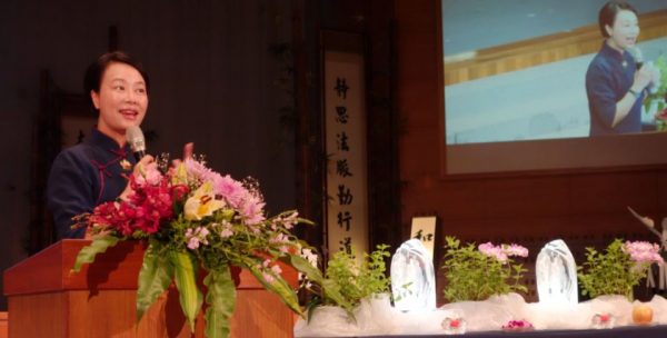 大愛台「草根菩提」主持人陳夙雰以自身故事分享[孝] [素] 護地球，勉勵所有人用孝與蔬食引渡家人，為父母增福，更有助於身體健康，減緩地球暖化與尊重生命。