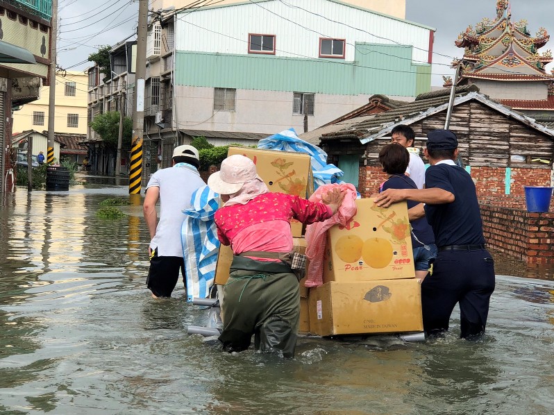 慈濟與國軍配合挺進嘉義重災區支援救災 發放熱食近八千份