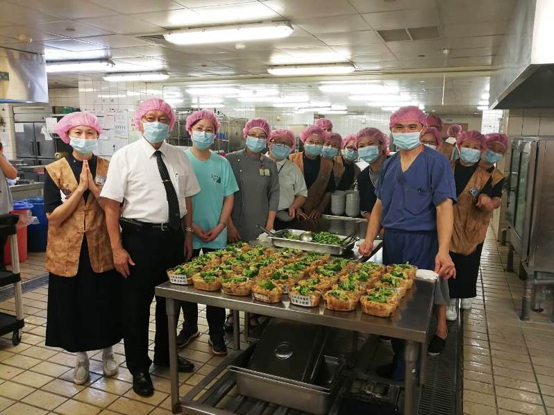 豪雨斷炊食 慈濟嘉義聯絡處結合軍方涉水送熱食衣物