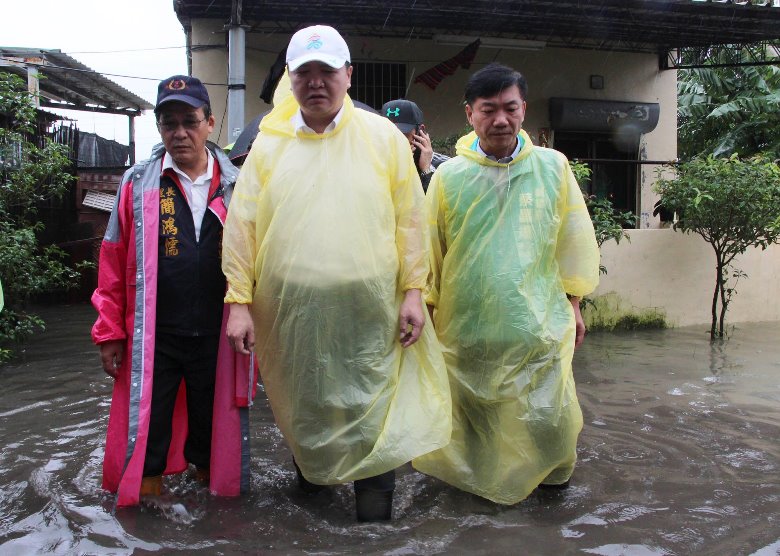 視察鳳林三路解積淹水災情 市長許立明：優先施作閘門