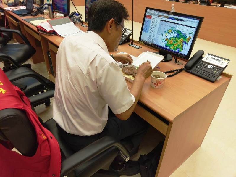 高雄市議長康裕成送麻油雞湯 溫暖救災中心進駐人員