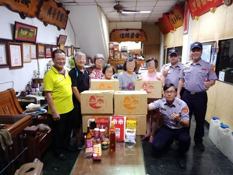 三民二分局覺民所長警結合保安宮 發送物資及時助民瘼