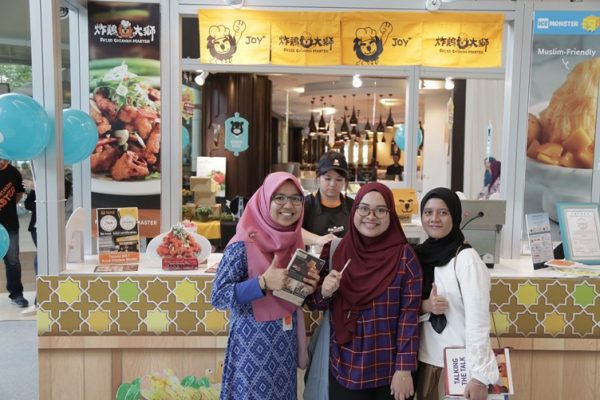 馬來西亞民眾參觀琳瑯滿目的臺北特色品牌專區。