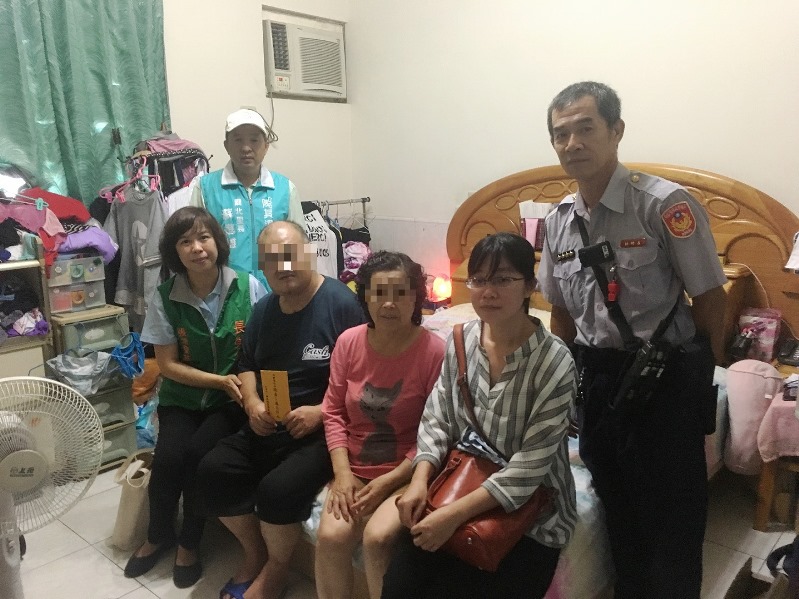 左營分局左營所警主動關懷民眾 協助申請急難救助金